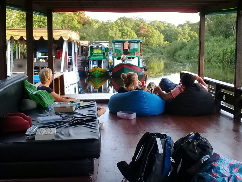 chill time in houseboat klotok tour borneo